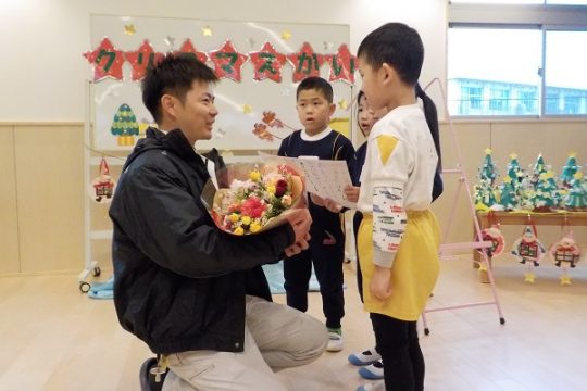 年長さんがみんなを代表して、感謝状と花束を贈呈しました。